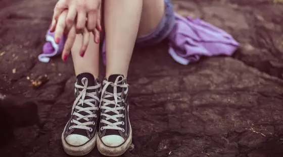 Comment rester féminine en baskets ?