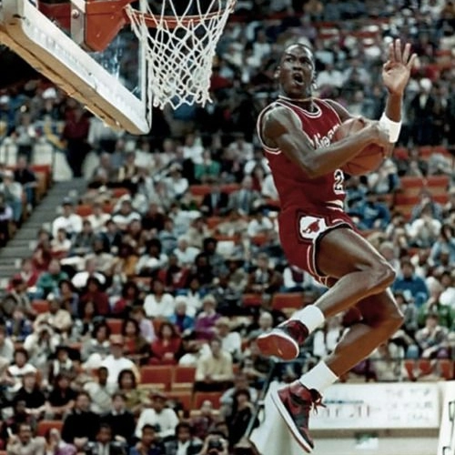 Michael Jordan avec ses Air Jordan 1 ‘’Bred’’ lors du concours de dunk du All-Star Game en 1985