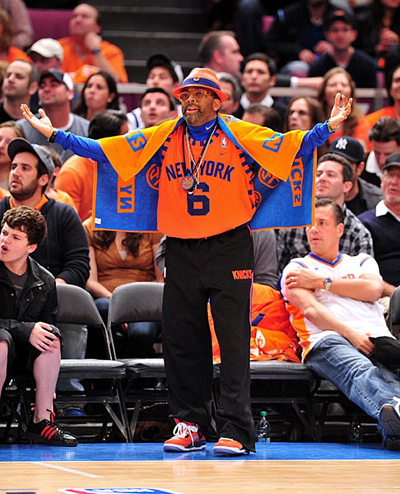 Spike Lee aux couleurs des Knicks de la tête aux pieds