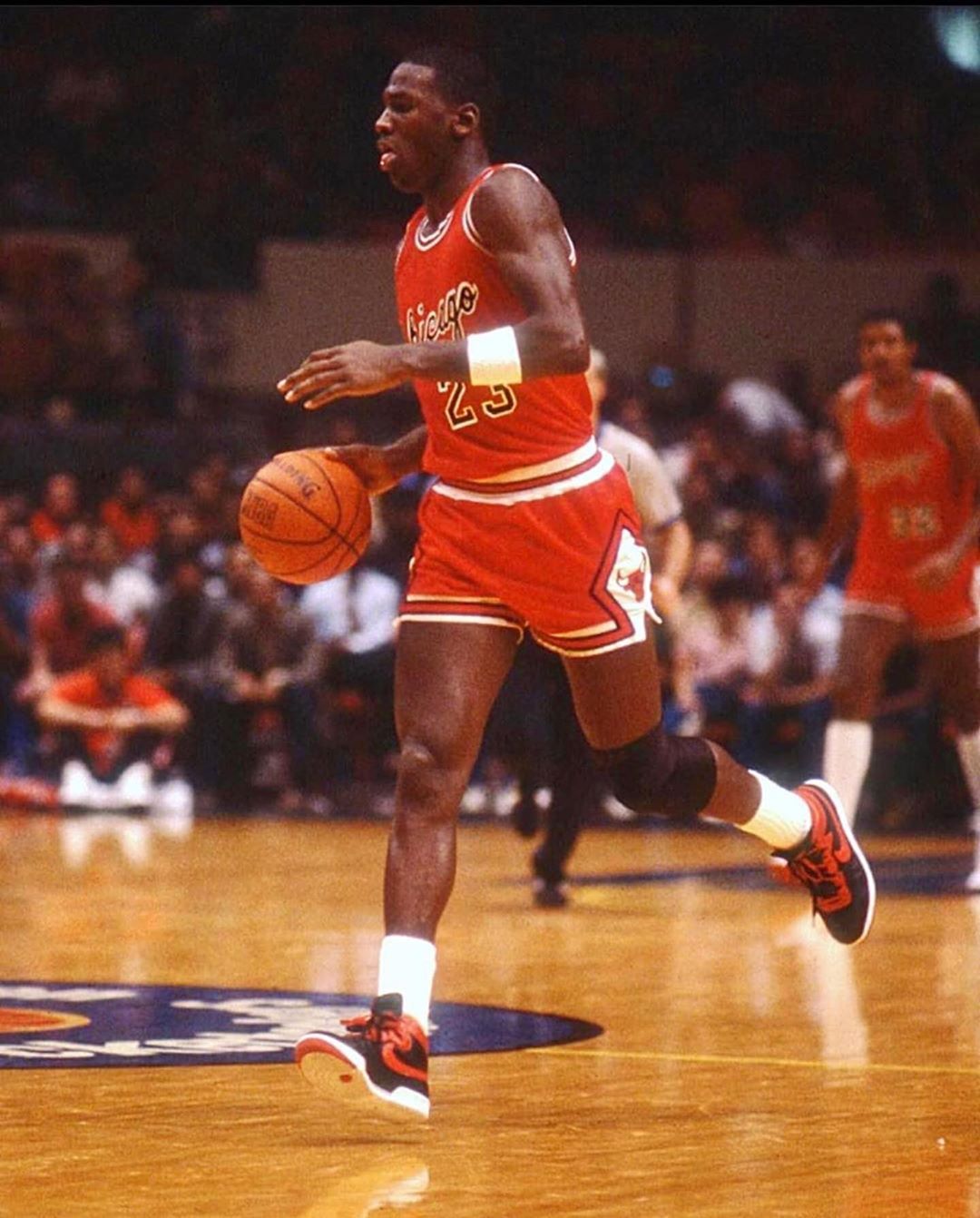 Michael Jordan avec la Nike Air Ship ‘’Bred’’ aux pieds.