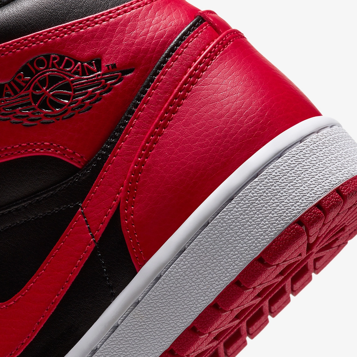 Air Jordan 1 Mid ‘’Bred’’/’’Banned’’ - 554724-074