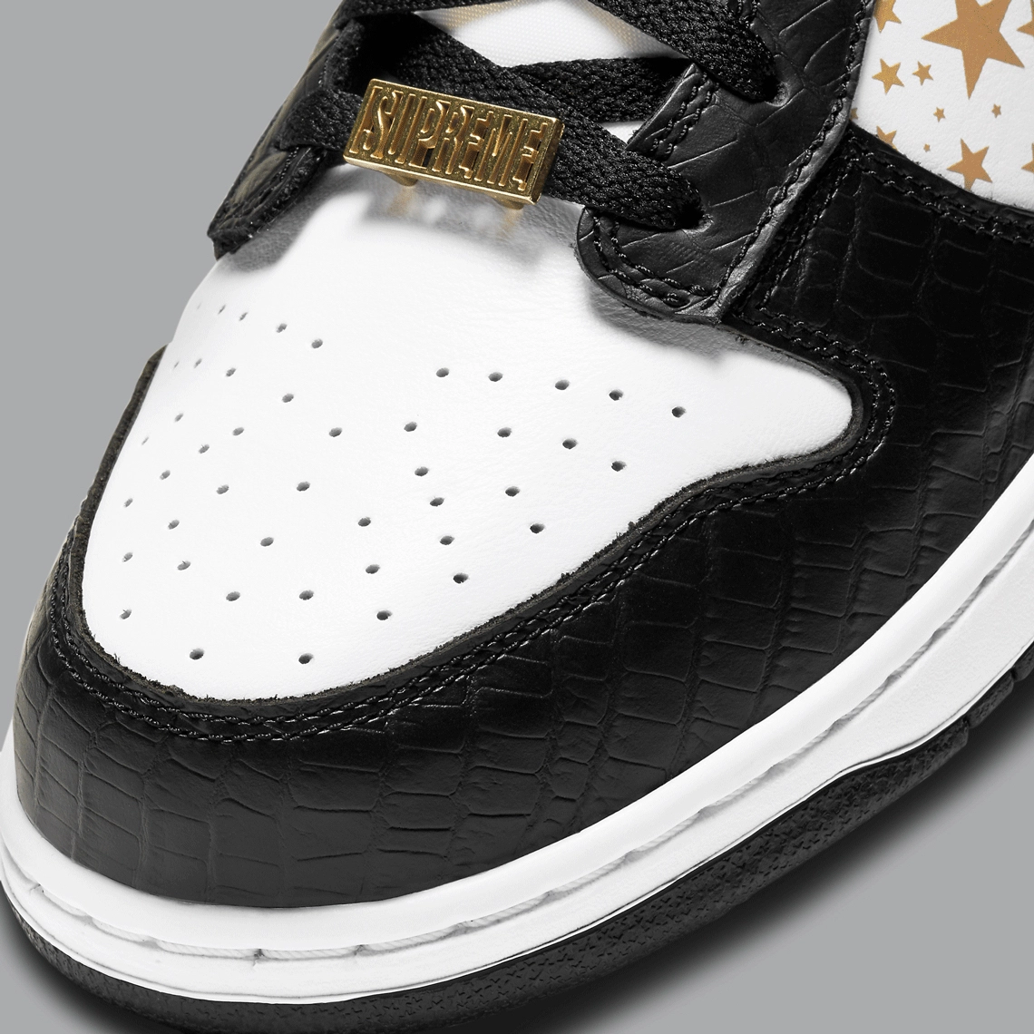 SUPREME x Nike SB Dunk Low ‘’Black’’ - DH3228-102