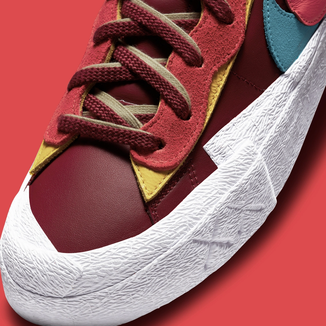 KAWS x Sacai x Nike Blazer Low ‘’Team Red’’ - DM7901-600