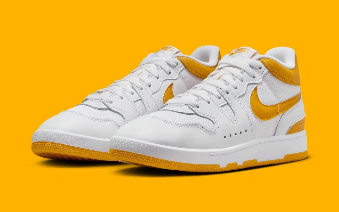Nike Mac Attack QS SP ‘’White and Yellow Ochre’’ - FB8938-102La Mac Attack de John McEnroe revient dans une déclinaison blanche et jaune.
Comme vous le savez, les sneakers dites rétros ont toujours la côte. Peut-être même plus que jamais. Celles estampillées du Swoosh n’échappent pas à la règle. Au contraire, les baskets Nike classiques sont légion dans la rue. Et, au côté de la Air Force 1 et de la Dunk Low, pour ne citer qu’elles, la firme de Beaverton s’est mise en tête d’accorder à la Mac Attack une place de choix.
Très loin des courts de tennis sur lesquels elle est née en 1984, la Nike Mac Attack a donc vocation à retrouver son aura à des fins purement stylistiques. Pour redevenir LE modèle rétro en vogue, les designers de l’équipementier l’ont décliné dans un coloris ‘’White and Yellow Ochre’’ qui sera disponible sur l’application SNKRS à partir du 22 décembre prochain. Celui-ci se présente dans sa configuration traditionnelle reposant notamment sur une tige perforée et légèrement rehaussée. Le blanc y domine à la fois sur la base en mesh et les renforts superposés en cuir. Pour soigner le contraste et relever le design, les équipes créatives de Nike ont apposé une touche de jaune sur le logo latéral, le contrefort de talon et l’encolure. La robe est en outre bicolore, à l’instar de la semelle qui se compose pour sa part d’une midsole blanche et d’une outsole vêtue d’un rappel de jaune. La dernière itération de la Mack Attack nous rappelle ainsi la Nike Air Ship SP ‘’University Gold’’. Simple, mais redoutablement efficace, la belle sera proposée au prix conseillé de 140€.